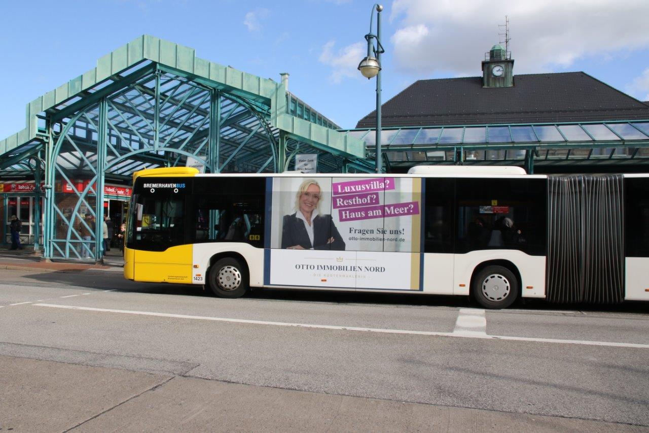 Bus mit Werbung für Otto Immobilien Nord fährt durch Bremerhaven
